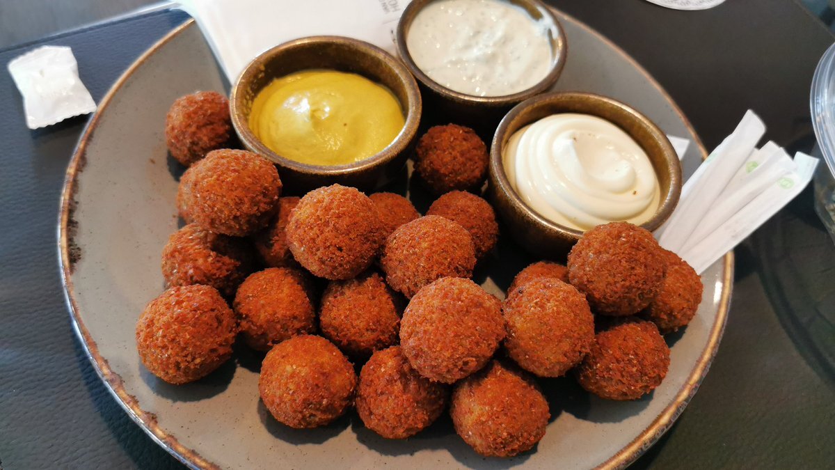 Голландская кухня. Биттербаллен. Мясные крокеты Биттербаллен одна из любимых закусок в Нидерландах. Считается, что в 19 веке таким образом домохозяйки пристраивали мясные остатки, сегодня Биттербаллен подаются в местных кафе и барах, как правило, к пиву. Часть названия крокетов - "bitter", означает "горький", в данном случае относится к алкогольным напиткам, а "ballen" - это шары. Биттербаллен традиционно готовиться из говядины, но не исключается свинина, телятина, курица и даже вегетарианские варианты. Несмотря на причудливое название, процесс приготовления крокетов достаточно прост. Вы можете использовать любой тип говядины, отрегулировать приправы по вкусу и добавить немного мускатного ореха. Перед обжаркой полуфабрикаты следует охладить в течение нескольких часов в холодильнике. Мясные шарики со специями обжаривают во фритюре и обычно подают с горчицей. Биттербаллен получается с хрустящей корочкой, и нежным мясом. Погнали готовить)
