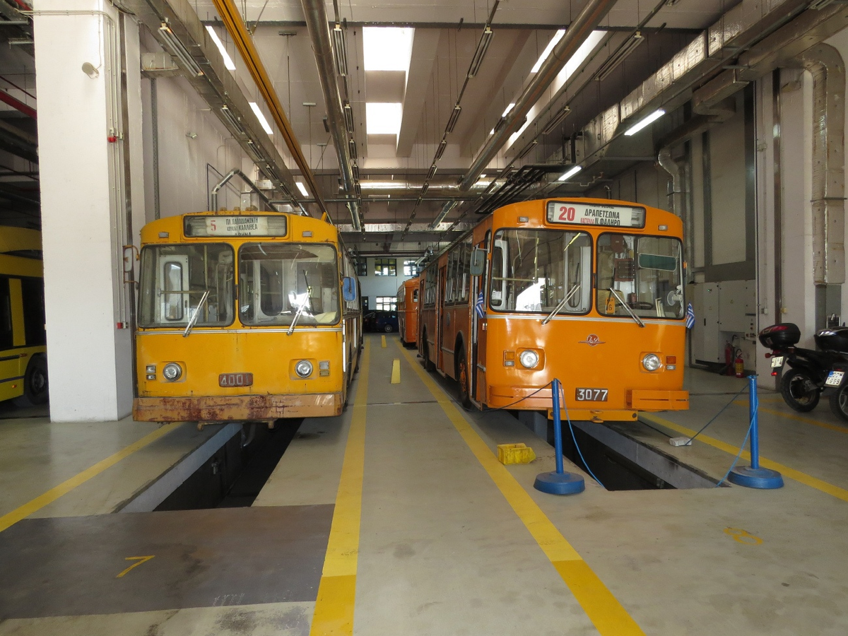 Музейные экспонаты: троллейбусы ЗиУ-682УГ номер 3077 и ЗиУ-683Б [Б00] номер 4001