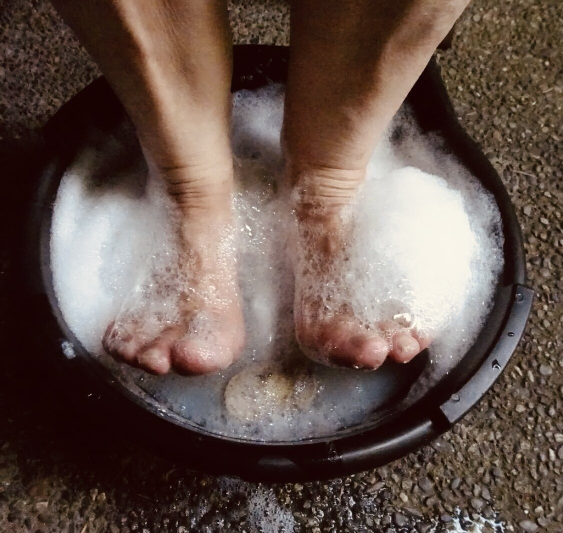 Мыть ноги холодной водой. Ножные ванны. Горячие ножные ванны.