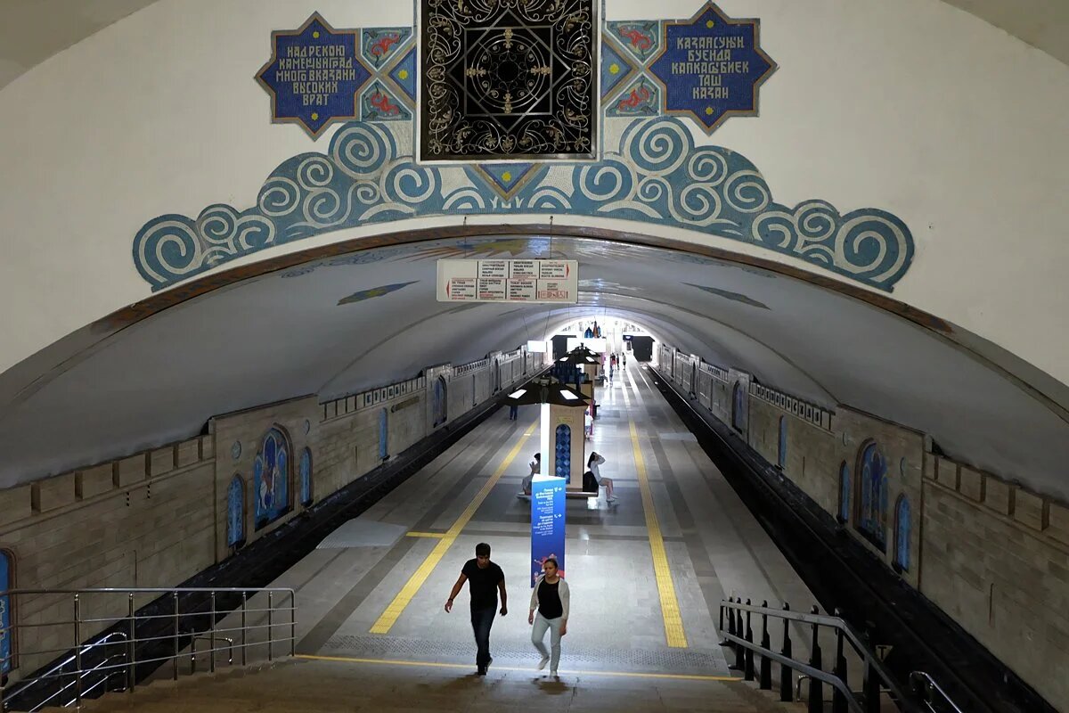 Казанское метро. Станция метро Кремлевская Казань. Казанский метрополитен станция Кремлевская. Казанское метро станция Кремлевская. Метрополитен Казань 2005.