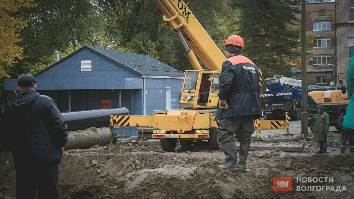     В Ворошиловский и Советский районы Волгограда начала поступать вода спустя почти 5 дней её отсутствия из-за аварии на коллекторе в пойме реки Царицы. Пока заполнено 50% системы.