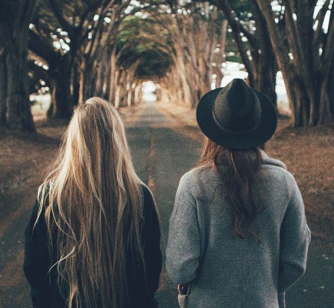 Я на минутку, только попрощаться, сказать такое нужное "прости", мне поздно что-то поменять и поменяться, за нас двоих на всю катушку поживи!