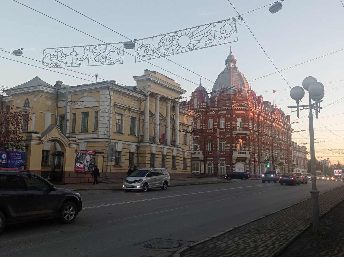 Музей на переднем плане и здание городской администрации