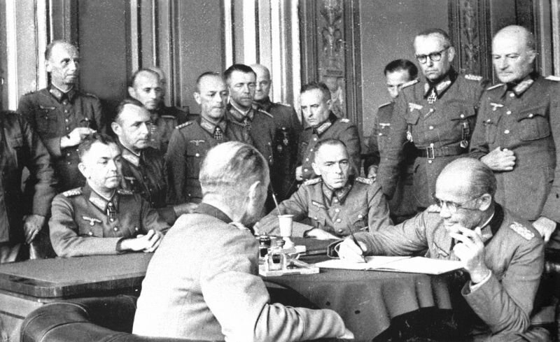 Комитет "Свободная Германия" пишет обращение к немецким офицерам. Фон Лютцев сидит за столом второй справа.