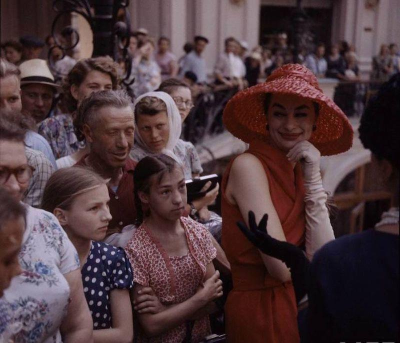 В 1959 году Ив Сен-Лоран, руководивший модным домом «Диор», стал первым дизайнером из капиталистической страны, посетившим СССР. Он прилетел в Москву с 12 моделями и за пять дней провёл 14 показов. Источник изображения: журнал LIFE