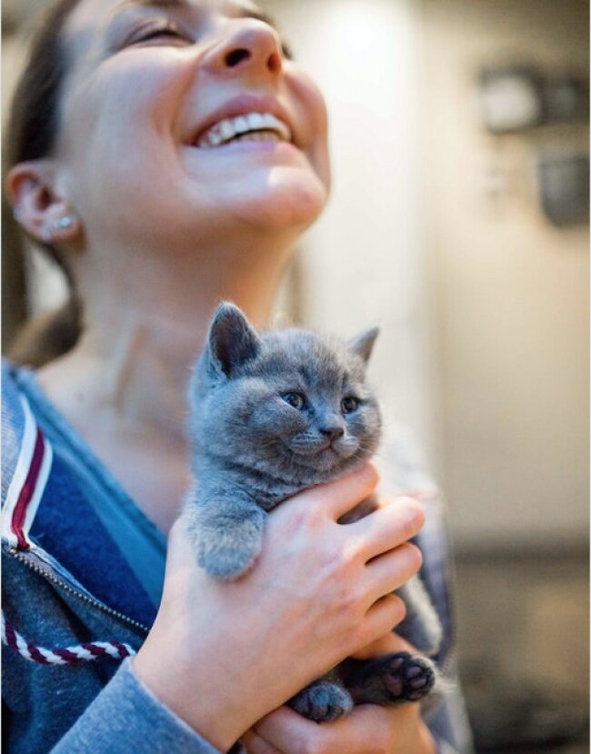 Маленькие повседневные радости - самый простой способ побаловать себя, любимого: чашка кофе, ленивый вечер в обнимку с кошкой под любимый фильм, поход в музей - кому что по душе. Каким бы ужасно серьезным делом ни занимался волонтер, у него должны быть повод и возможность от души повеселиться. А иначе дело для души становится скорбно влачимым крестом. Фото из интернета.