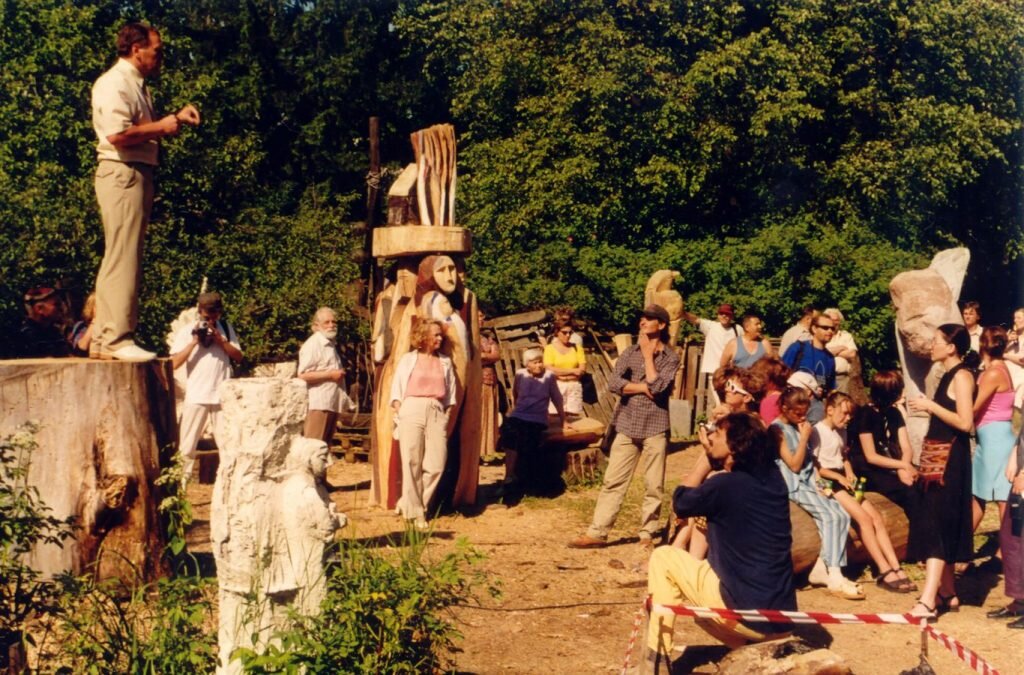 Открытие скульптурного симпозиума в «Деревне художников», выступает депутат ЗакСа Санкт-Петербурга А. Редько © Из фонда Музея искусства Санкт-Петербурга XX-XXI веков