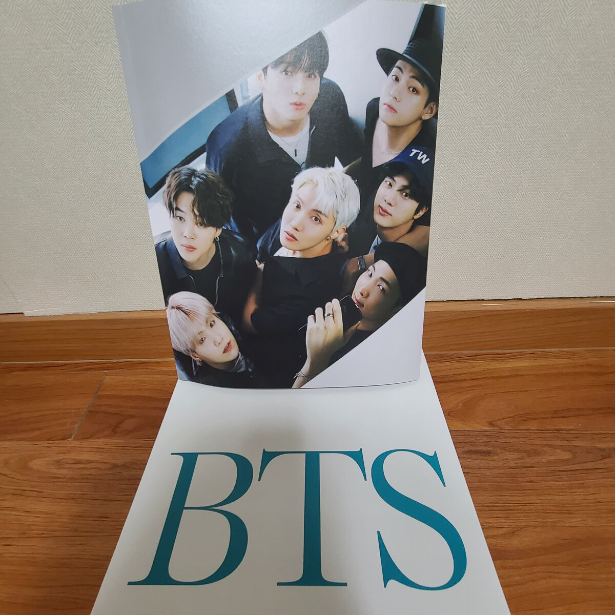 На титульной обложке их традиционная фотка "съемка в лифте, вид сверху"