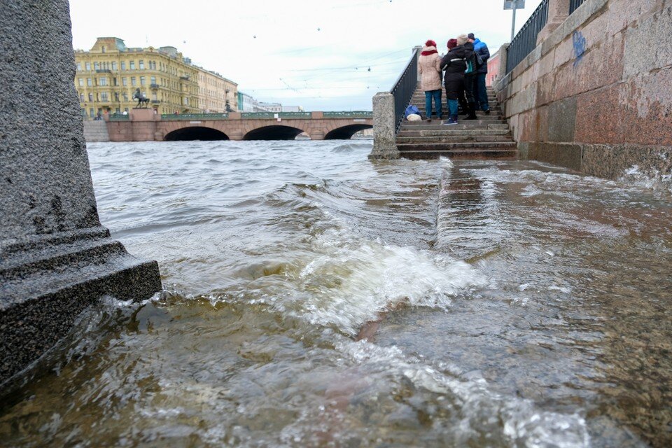     Вода поднималась так высоко, что топила спуски на некоторых набережных. Артем КИЛЬКИН