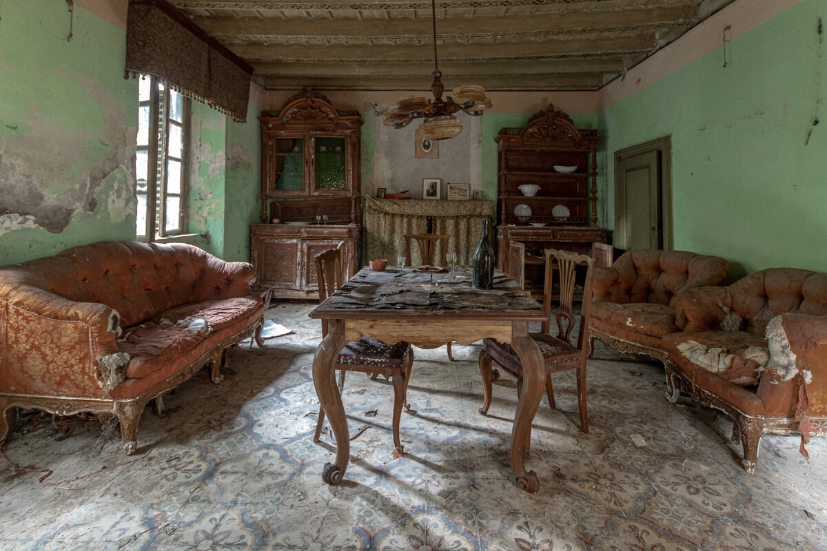 Старая мебель в заброшенном доме