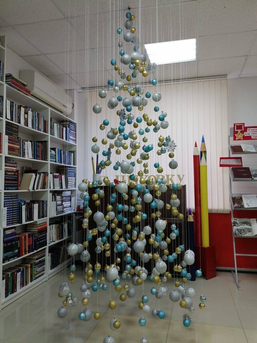 — Елочка, елка, Колкая иголка
Где ты выросла?
— В лесу.
— Что ты видела?
— Лису.
— Что в лесу?
— Морозы. Голые березы,
Волки да медведи
— Вот и все соседи.
— А у нас под Новый год
Каждый песенку поет.
                                Твардовский А. Ёлочка 

