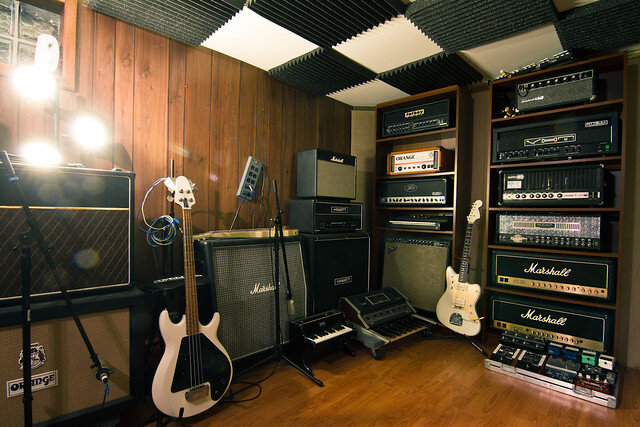 собрать свои любимые усилители и гитары и пропасть с ними на несколько дней от общества.