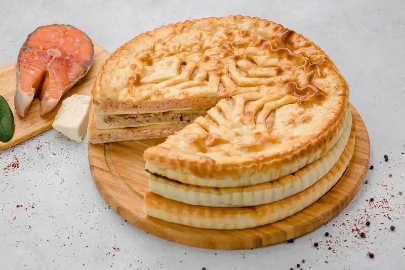 По традиции, если в доме готовились к торжеству, на стол необходимо подать осетинские пироги в количестве трех штук