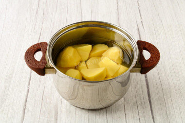 ШАГ 2:
Картофель очистите, разрежьте на средние кусочки. Залейте картофель водой, доведите до кипения, посолите. Варите картофель на умеренном огне до готовности. Готовый картофель должен стать мягким и легко протыкаться ножом.