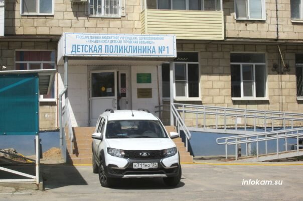    Новая «Лада Ларгус» у детской поликлиники № 1