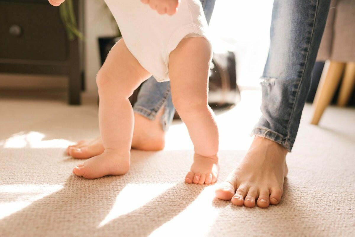 У мамы есть ноги. Детские ступни. Хождение босиком. Детские ноги первые шаги. Пол ребенка.