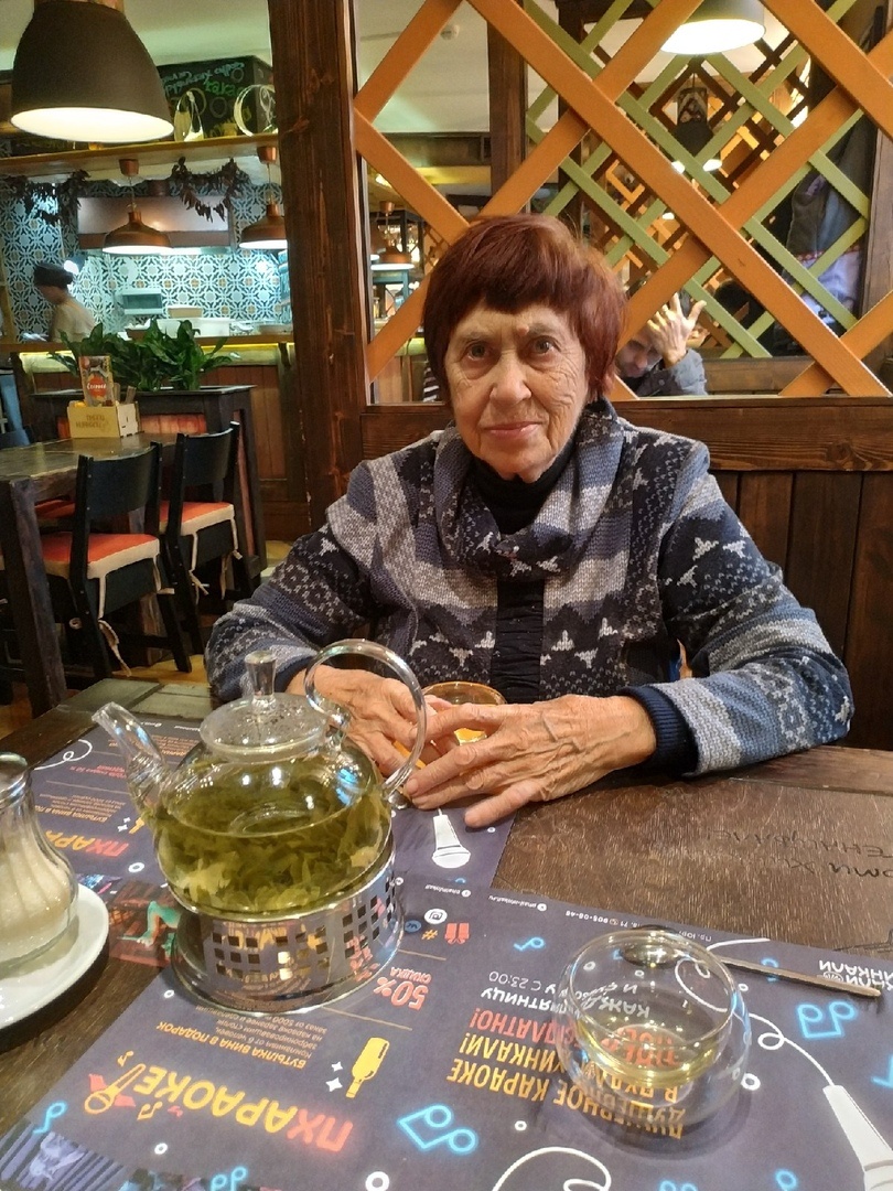 В чайнике странный такой чай грузинский или нет? уж не знаю.. Ничего так на вкус!! а еда - пресная  невкусная оказалась..