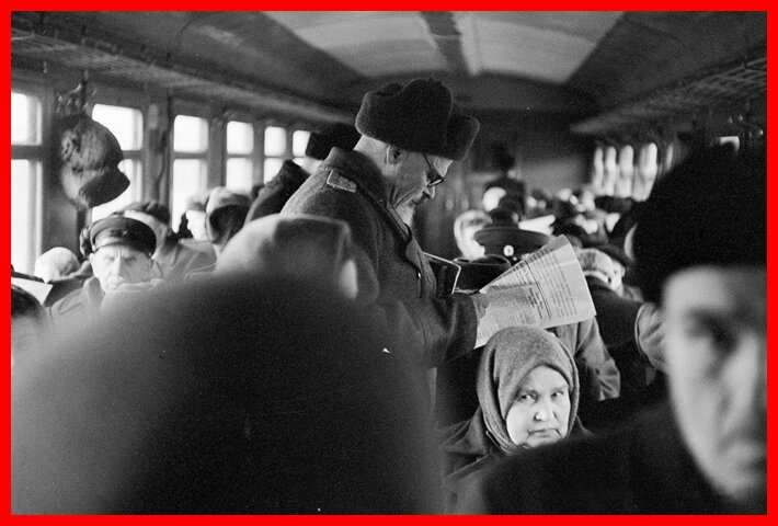 электричка в то утро была переполнена