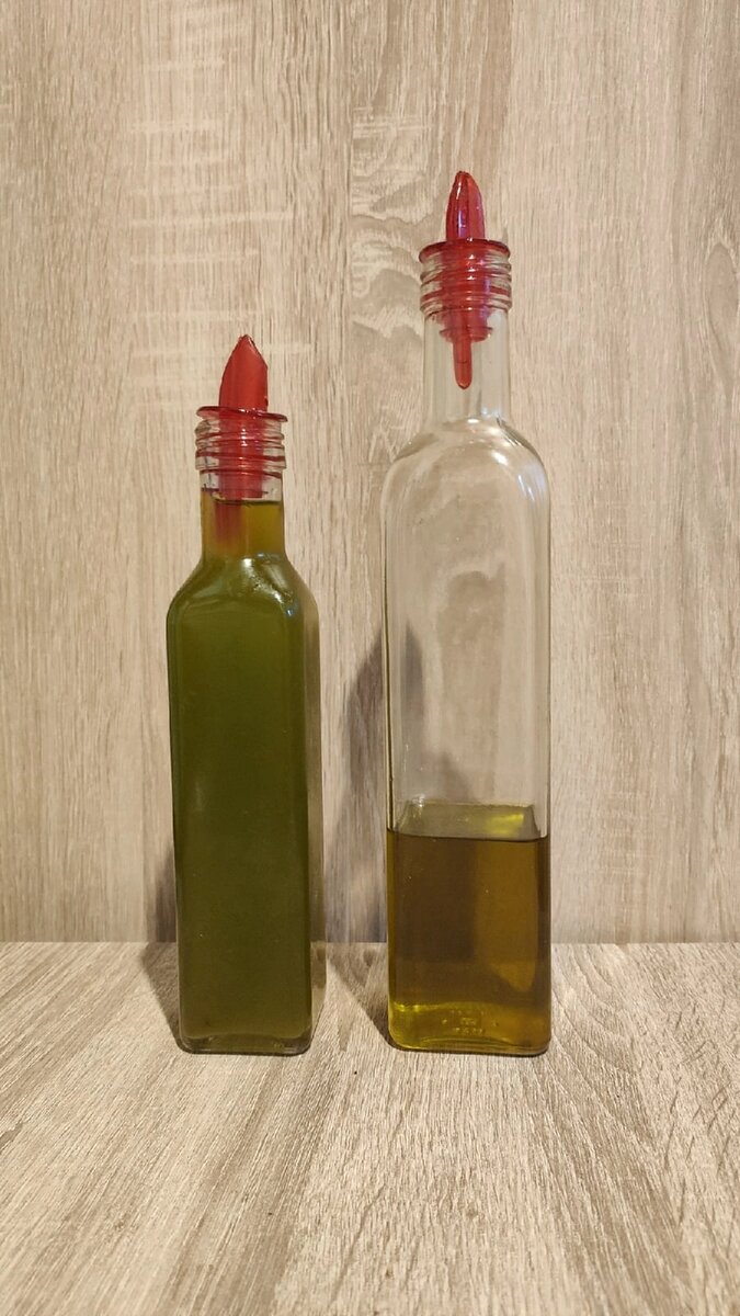 Слева агурелио, справа обычное масло из спелых оливок. Агурелио сильно зеленее (фото автора)