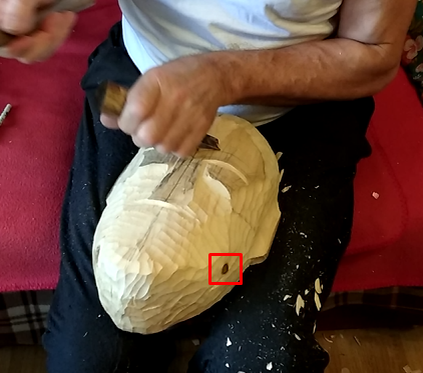 Резьба по дереву: на деревянной маске коричневое пятно сучка дерева