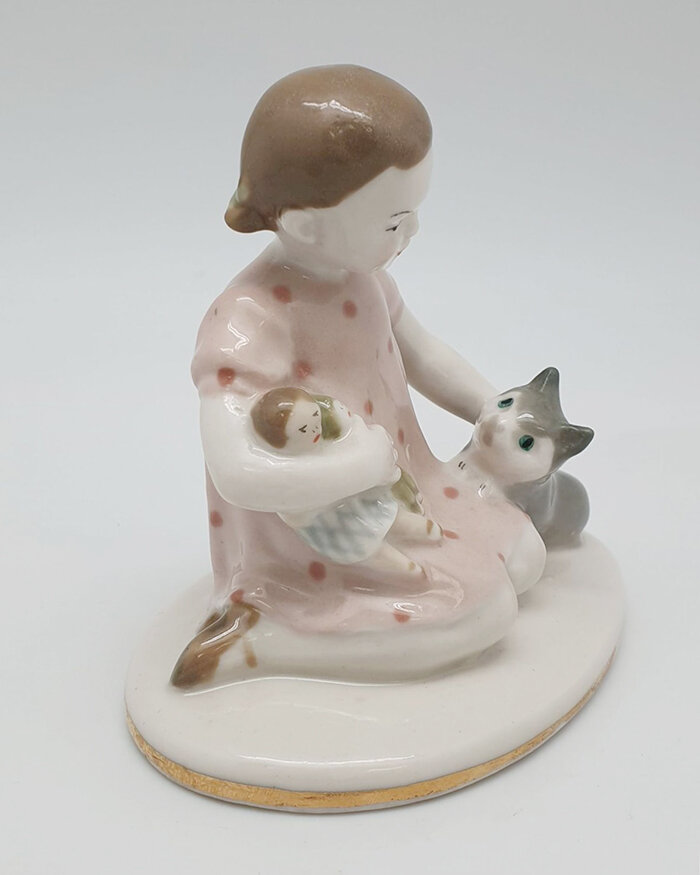 Скульптура «Девочка с игрушками и кошкой», 1950-е, ЛФЗ. Автор формы Софья Борисовна Велихова, автор росписи Елизавета Николаевна Лупанова