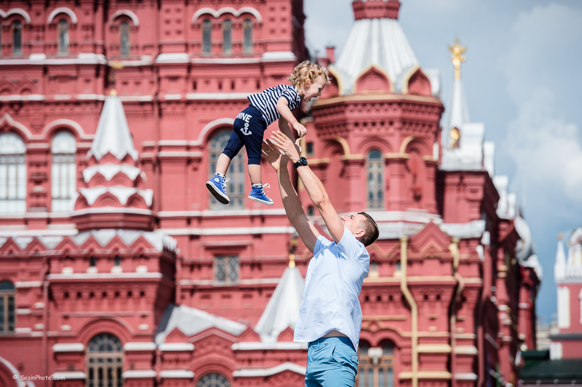 Семья на красной площади. Фотосессия на красной площади. Фотосессия в Москве на красной площади. Красивый ракурс на красной площади.