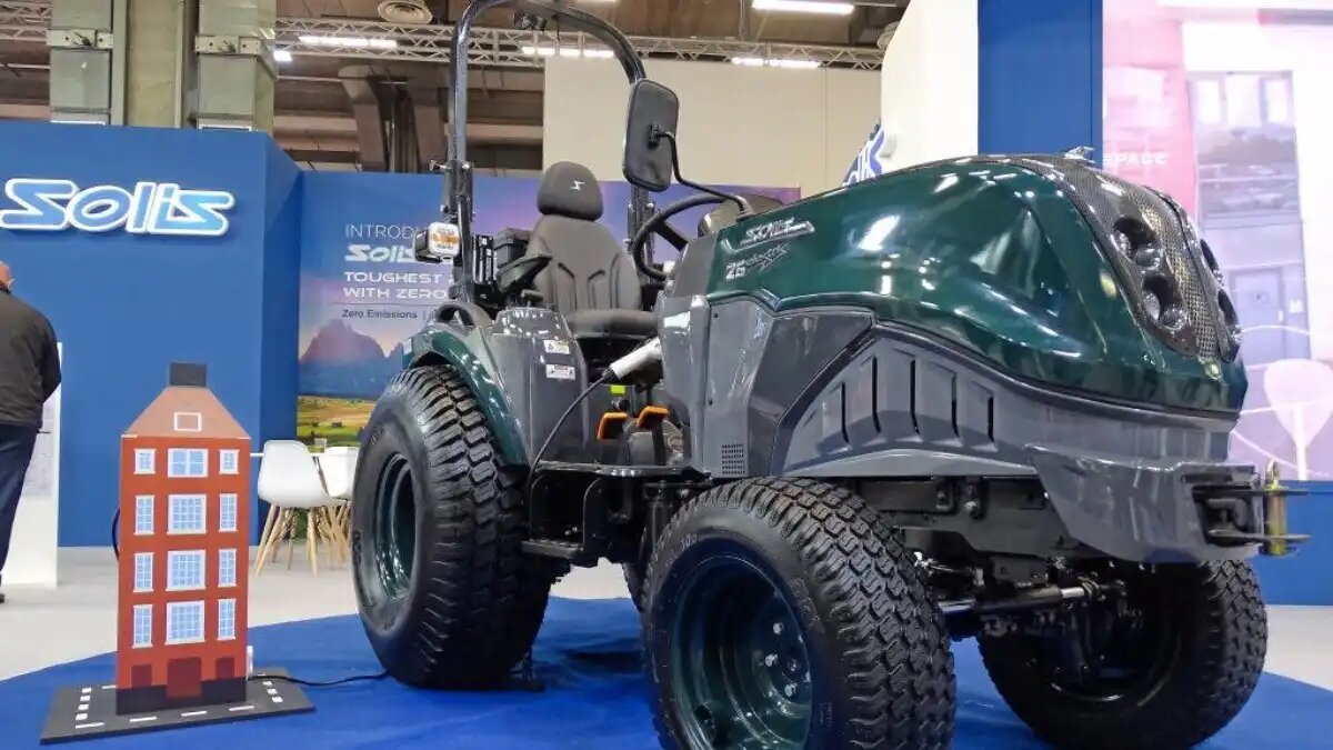 Фото: trekkeronline.nl Новый компактный электрический трактор Solis H26 Electric на выставке EIMA-2022
