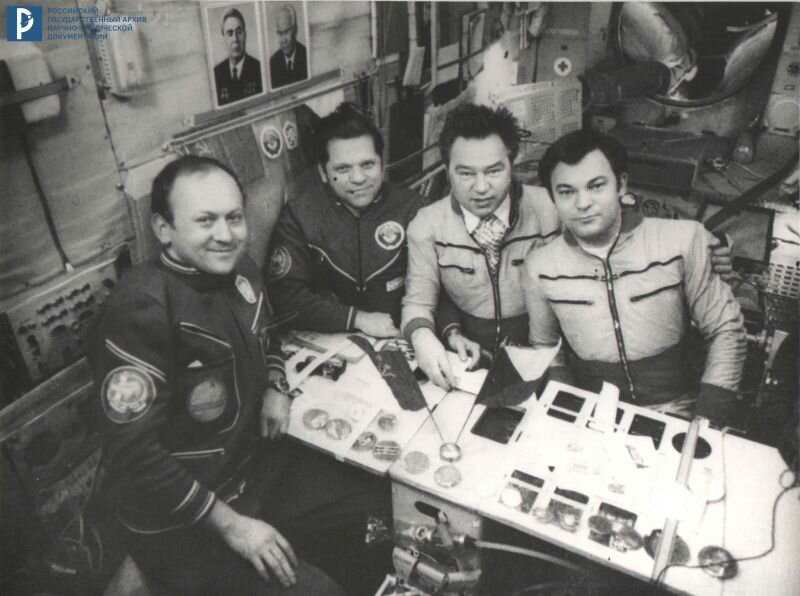 Космонавты В. Ремек, А.А. Губарев, Г.М. Гречко и Ю.В. Романенко готовятся к открытию первого почтового отделения на орбите. Март 1978 г. РГАНТД. Арх. № 1-11766.