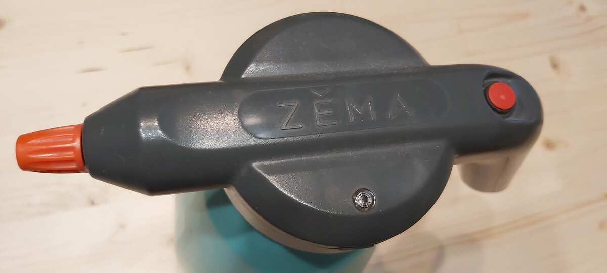 Фото автора. Аккумуляторный опрыскиватель «Zema»