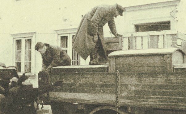 Погрузка награбленного имущества в музее Петра в Нарве (Эстония) в феврале 1944 года. Сотрудник оперативного штаба «Рейхсляйтер Розенберг» за работой. (Источник: Bundesarchiv, Nr.: 1977–031–08)