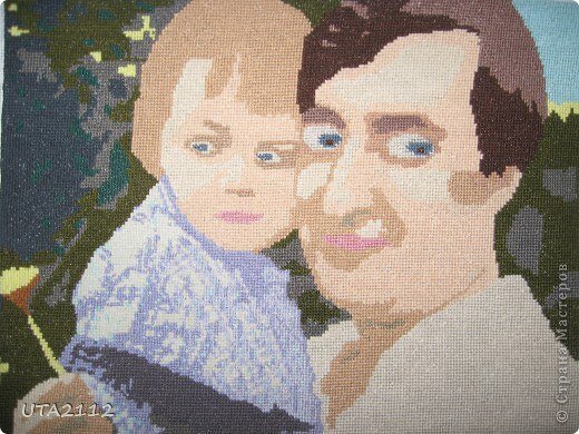 Женщина, которая вышивала данную работу, наверняка несла в своей задумке позитивный посыл, но ужасная разработка дает ужаснейший результат, где ребенок и мужчина все в пятнах с базедовыми глазами и размытыми лицами.
