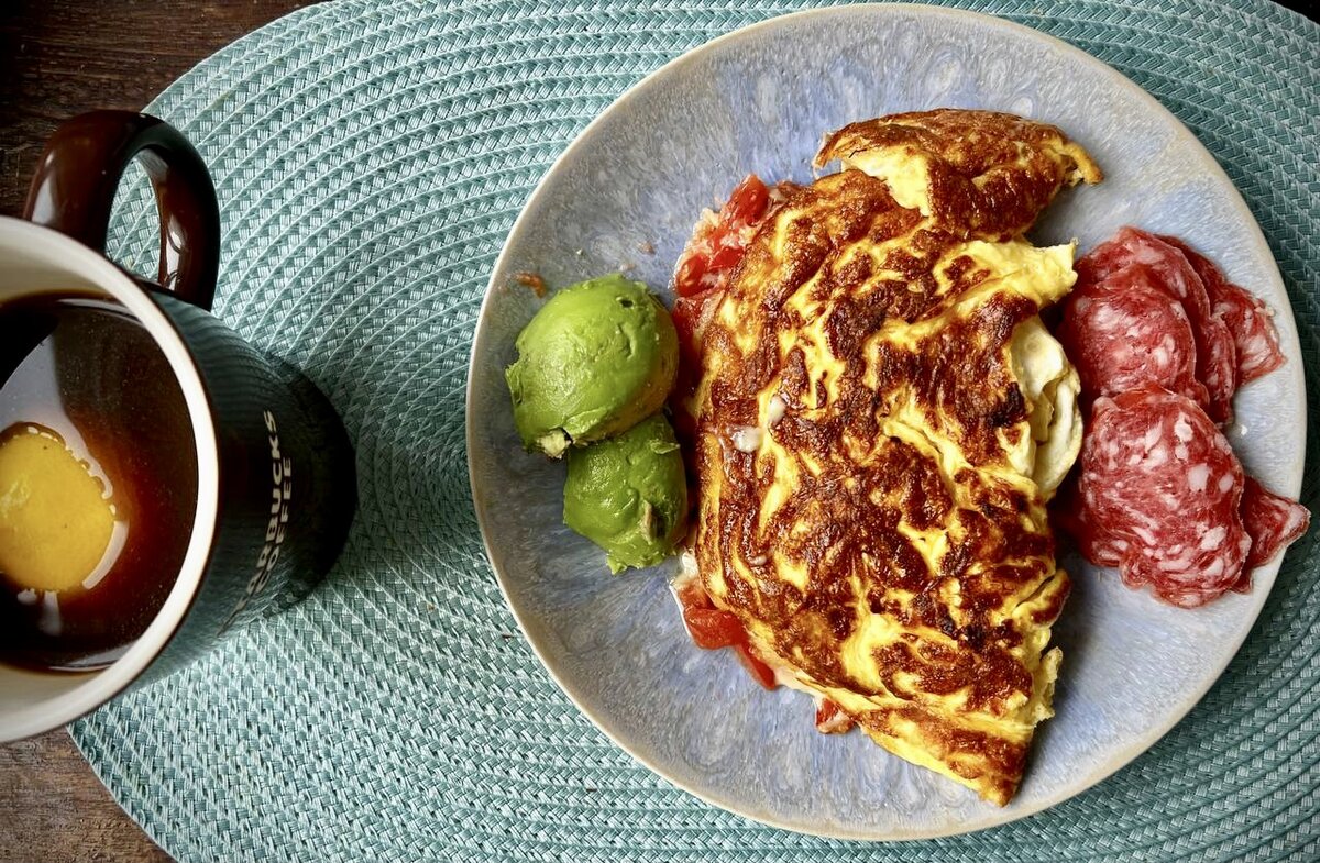 Шефский омлет с муссом из авокадо и вяленой колбасой - идеальный завтрак 