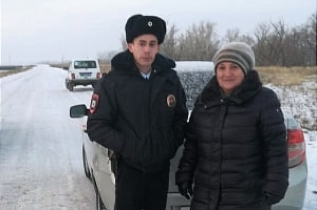    Полицейский помог женщине-водителю выбраться из кювета