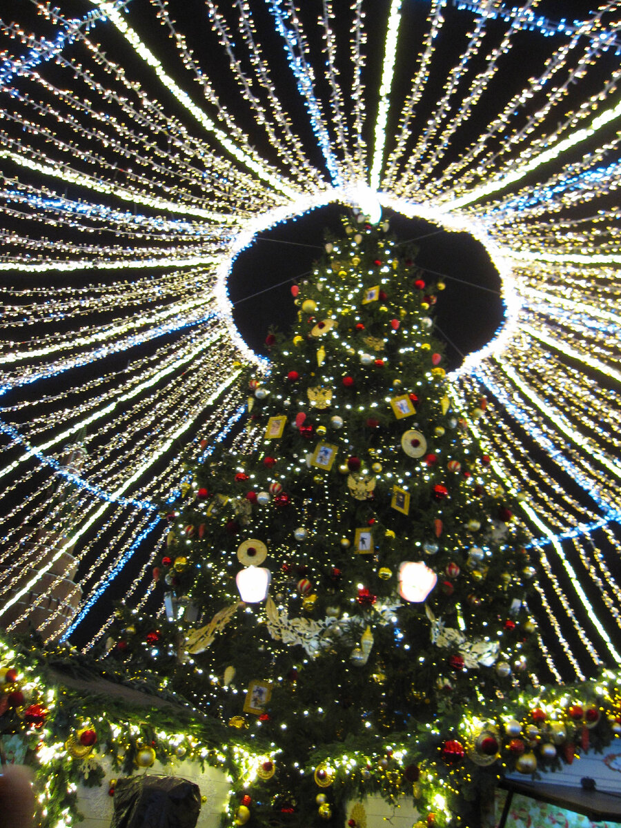 Всё-таки (сугубо ИМХО) в искусственных елях есть свои плюсы!