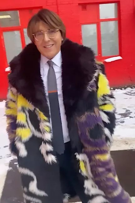    Андрей Малахов второй год остается в полном восторге от шубы, которую с боем отбил у эксперта моды Влада Лисовца. Фото: соцсети