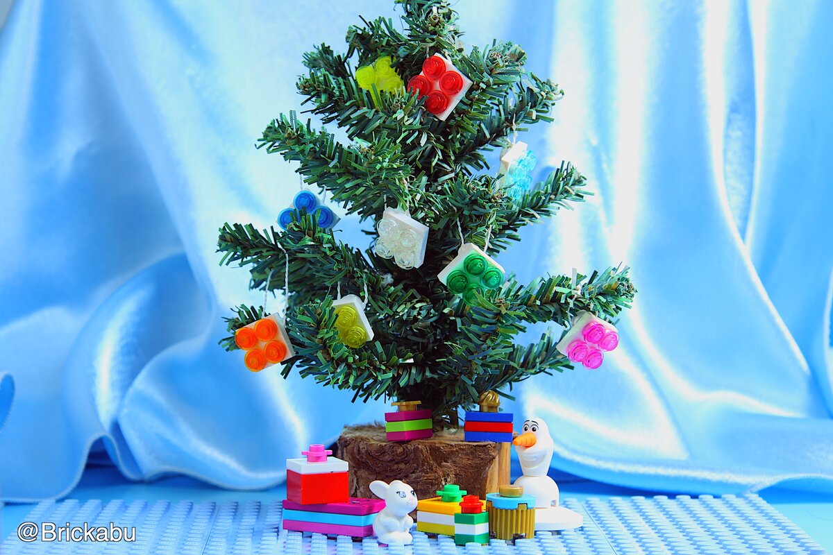 Миниатюрная ёлка, украшенная игрушками из LEGO