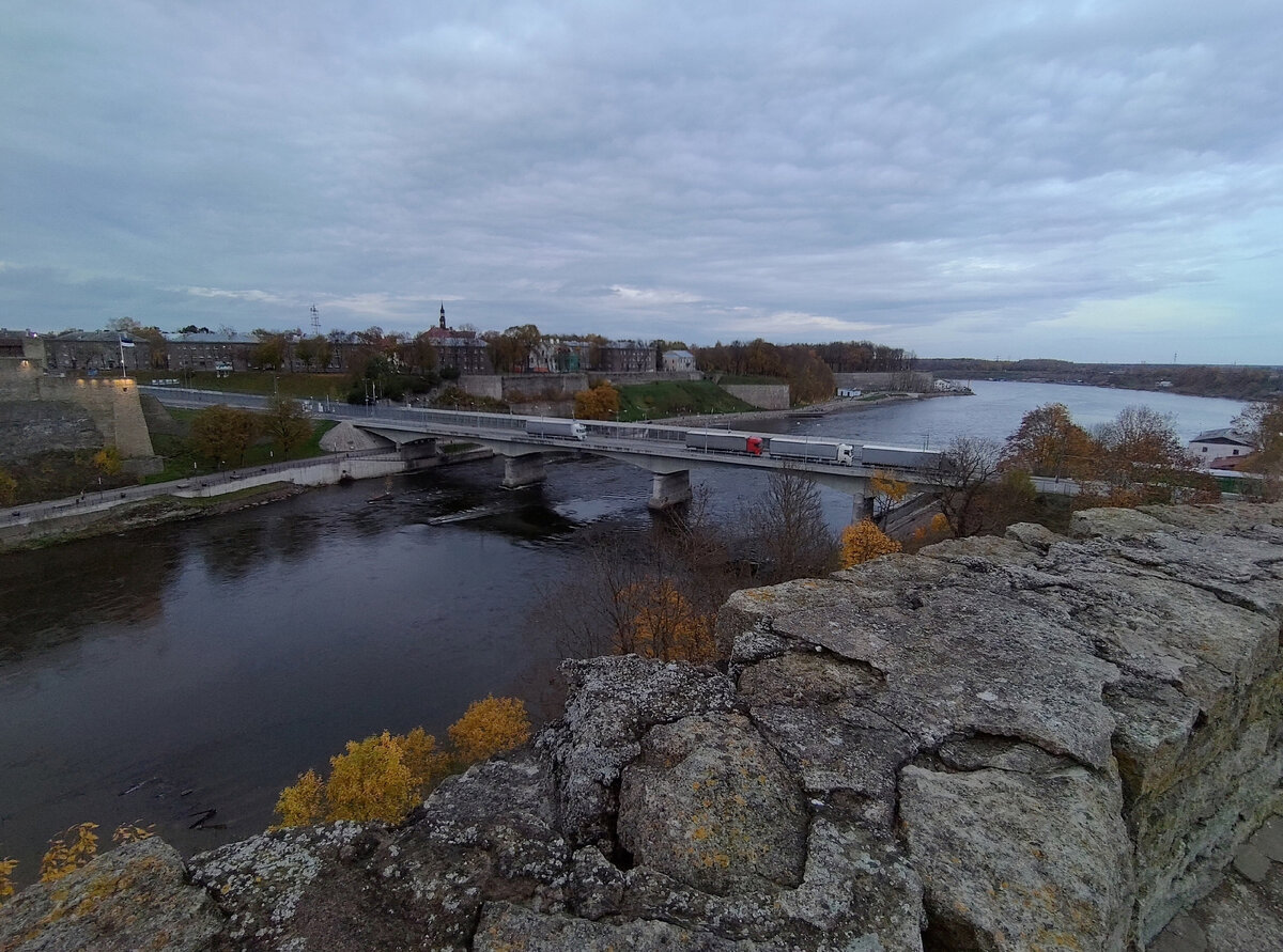 Мост Дружбы. Слева Эстония, справа Россия. // фото моё