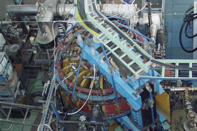   В этом плане на неделе было чрезвычайно интересное сообщение о том, что в США впервые получили положительный выход от термоядерного синтеза. Лазерные установки, импульсная система поджига ядерной реакции и результат — мини термоядерный взрыв, по сути Фото: Medavia/Keystone Press Agency / www.globallookpress.com