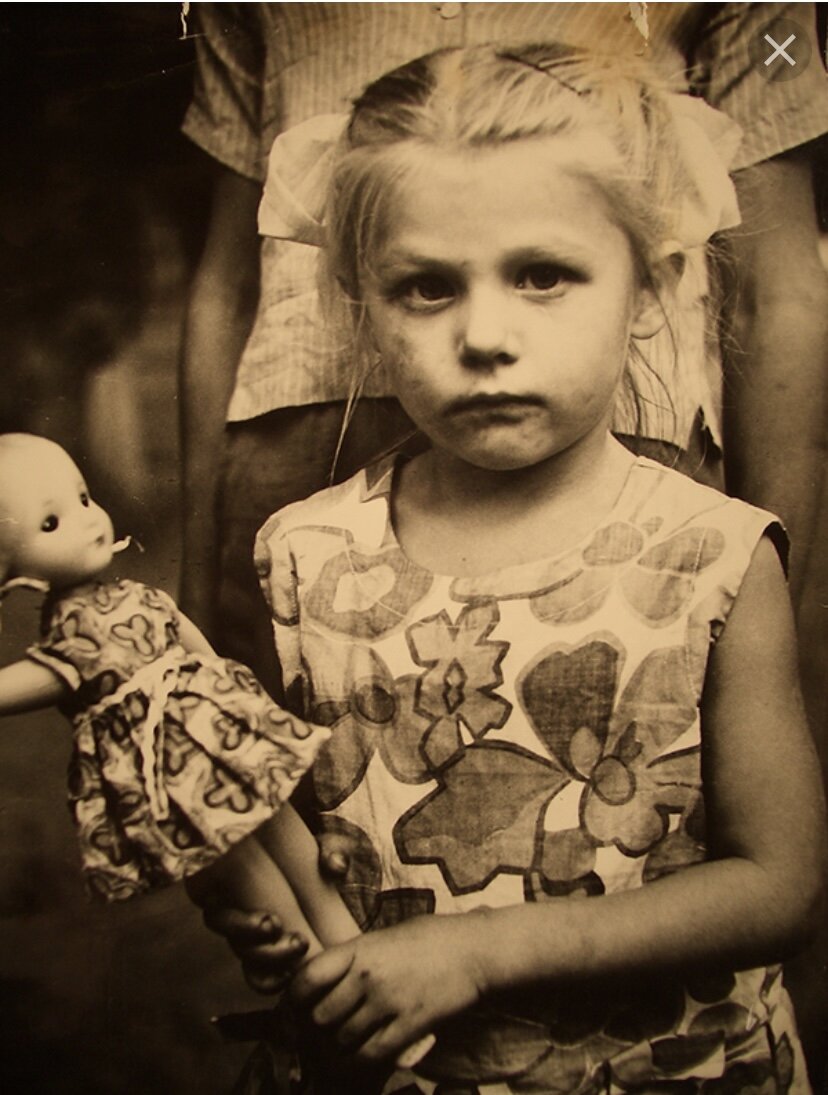 У младшей сестры появилась своя любимица. Родители купили Алене маленькую куклу, на которую она указала .Теперь Аня не беспокоилась, что приодеться «делиться» своей куклой с сестрой.Яндекс картинки