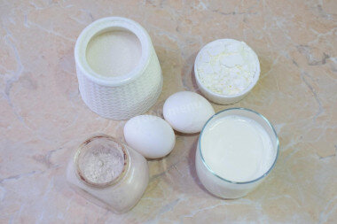 Как сделать заварной крем на молоке с крахмалом? Подготовьте для этого необходимые ингредиенты. Для крема можно использовать молоко любой жирности. Крахмал можете брать любой: картофельный, кукурузный.