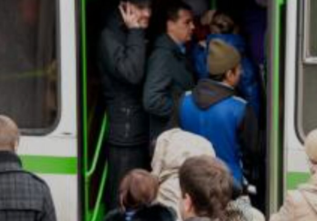 вот пример такой толпы. люди у дверей стоят, а на остановке тоже всем нужно в этот автобус. взято на просторах Интернета. 