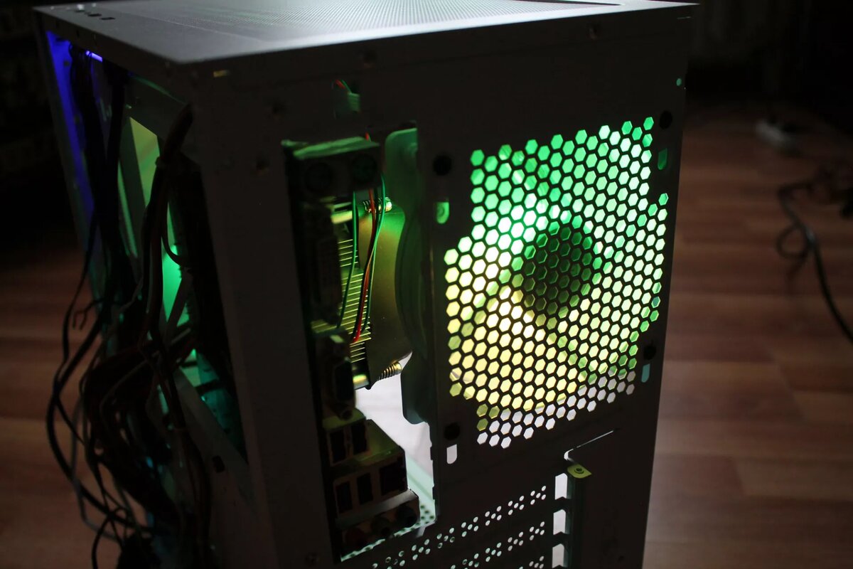 Компьютер урал z80. Обзор компьютерных. Powercase evo white. Монитор для компьютера игровой. Обзор компьютерных.