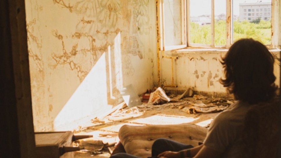    Егор в заброшенном доме во время путешествия автостопом. Фото: из архива Егора Скороходова