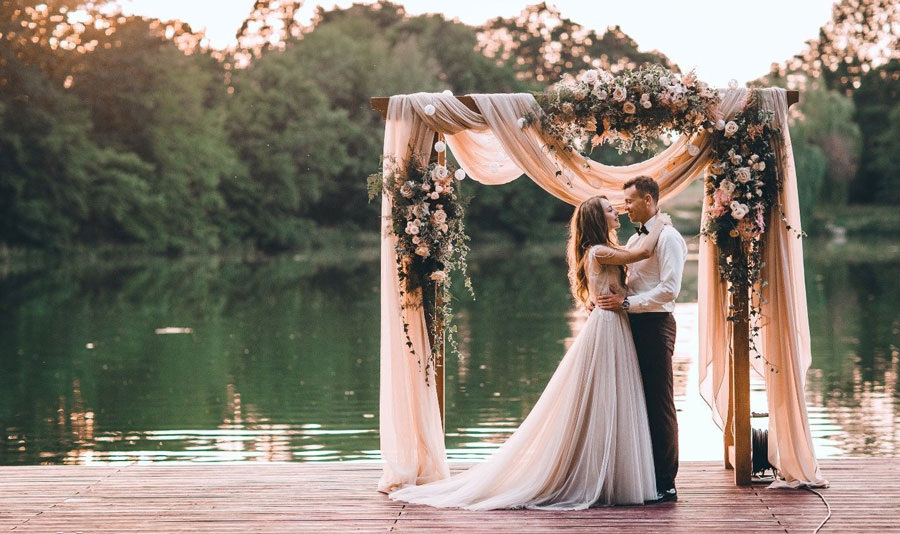 Украшаем зал: тренды свадебной моды