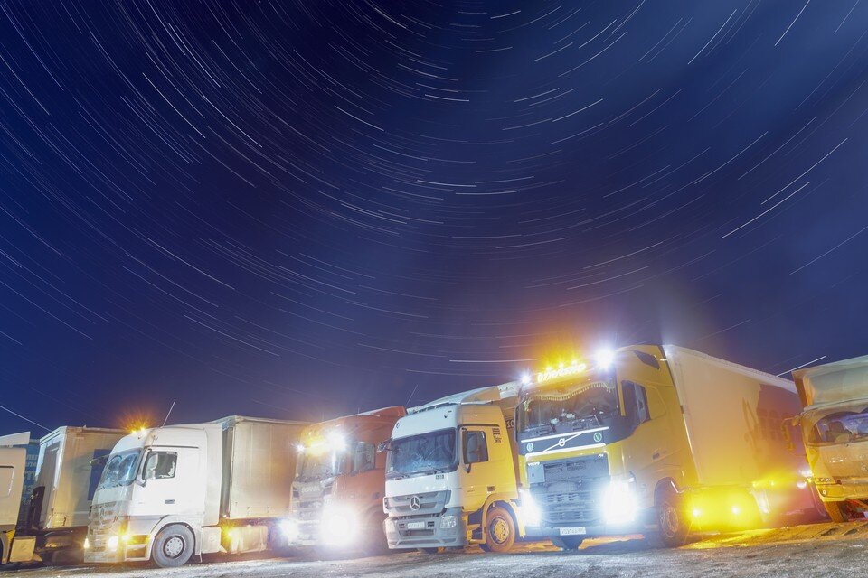     Новые знакомые рассказали журналистам о жизни российских дальнобойщиков. Иван МАКЕЕВ