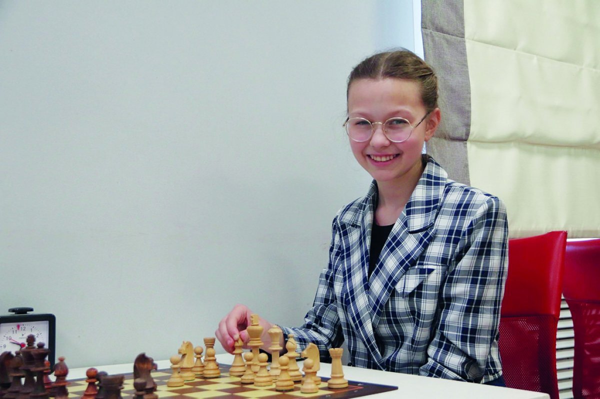    Семиклассница учит три иностранных языка и громит иностранцев в шахматы