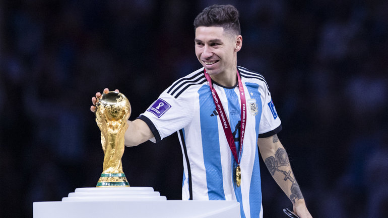    Гонсало Монтиэль с кубком ЧМ-2022.