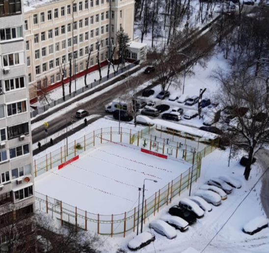 Одна из площадок со льдом, залитая несколько недель назад. Постоянно пустует. Фото автора, сделанное из окна своего дома.