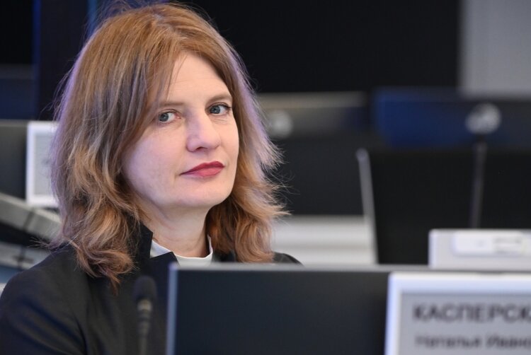    «Мы все-таки работаем в области информационной безопасности. У нас есть лицензия ФСТЭК и ФСБ, лицензия на гостайну. И наличие сотрудника за границей — особенно с доступом к критическим элементам технологии — недопустимо»