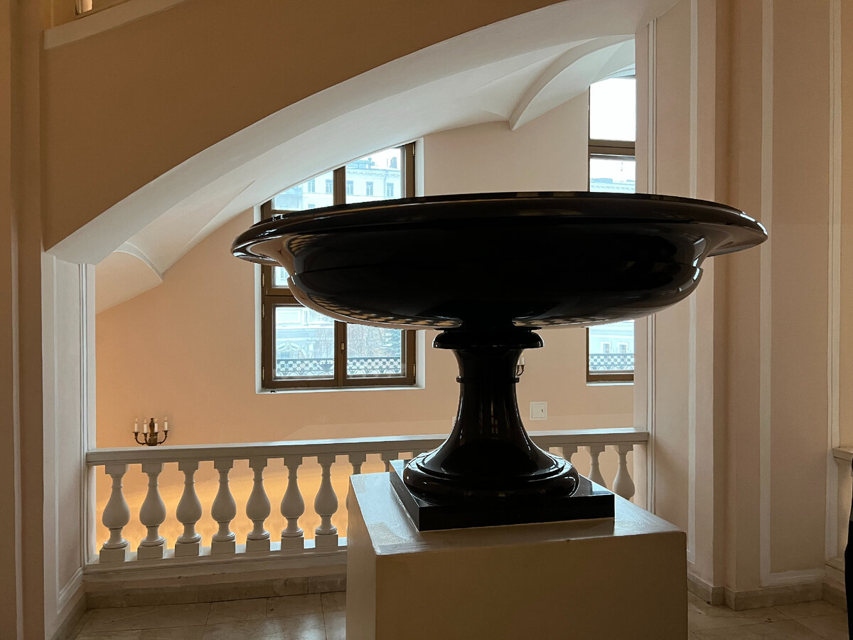 Чаша (1855-1857), подаренная Румянцевскому музею императором Александром II из его личной коллекции